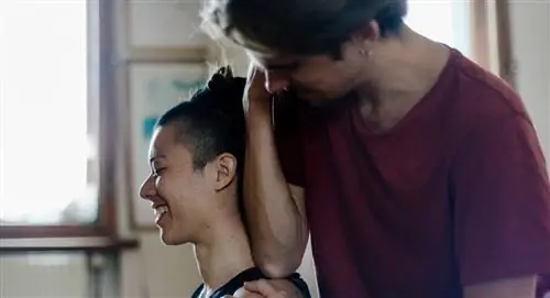 Мужчина массирует женщину локтем