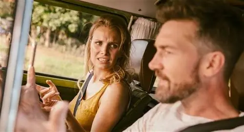 Женщина в машине шокирована тем, что сказал ее муж