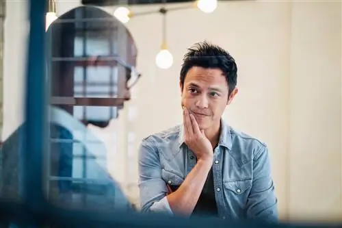 Мужчина слушает босса в офисе