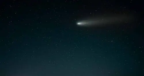 комета летит по звездному ночному небу. Комета бесплатно фото, комета фото высокого качества, комета сток п…