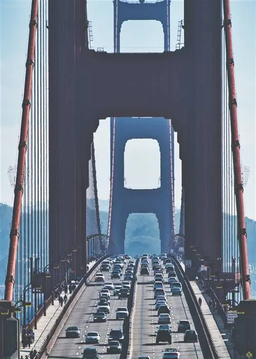 Движение на север и юг на мосту Золотые Ворота, вид с Виста-Пойнт.