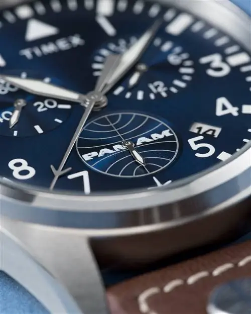 Крупный план Timex x Pan Am Waterbury Chronograph.