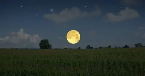 Приближается потрясающе яркая урожайная луна сентября. Вот когда это сияет