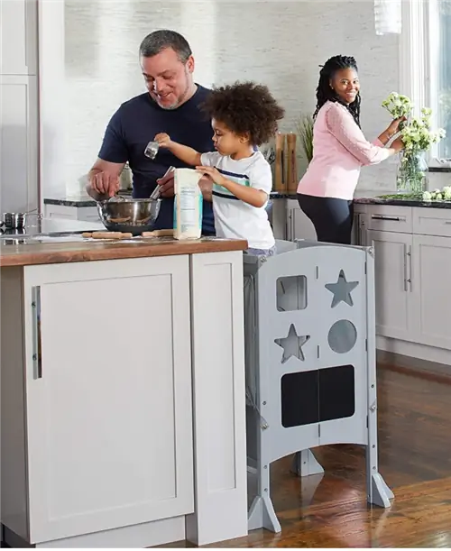 отец и маленький сын используют серую учебную башню