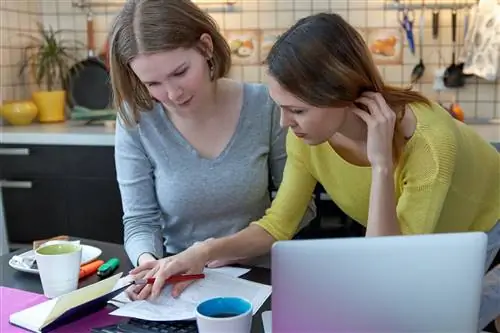 пара просматривает свои студенческие кредиты на кухне