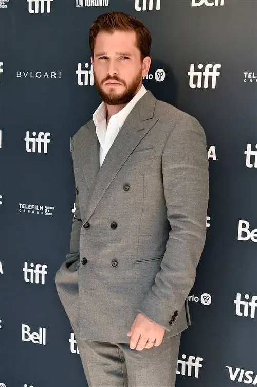 ТОРОНТО, ОНТАРИО - 09 СЕНТЯБРЯ: Кит Харингтон посещает премьеру Baby Ruby во время Toro 2022…