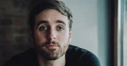 Что вызывает темные круги под глазами? Дерматолог объясняет