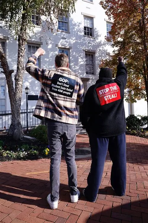 ВАШИНГТОН, округ Колумбия - 18 НОЯБРЯ: Заемщики студенческих кредитов протестуют против Республиканской партии возле Национального республиканского…