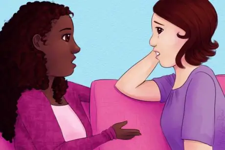 Женщина и расстроенный друг с синдромом Дауна