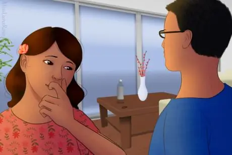 Парень разговаривает с беспокойной аутичной девушкой