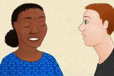 Пожилая женщина разговаривает с молодым мужчиной