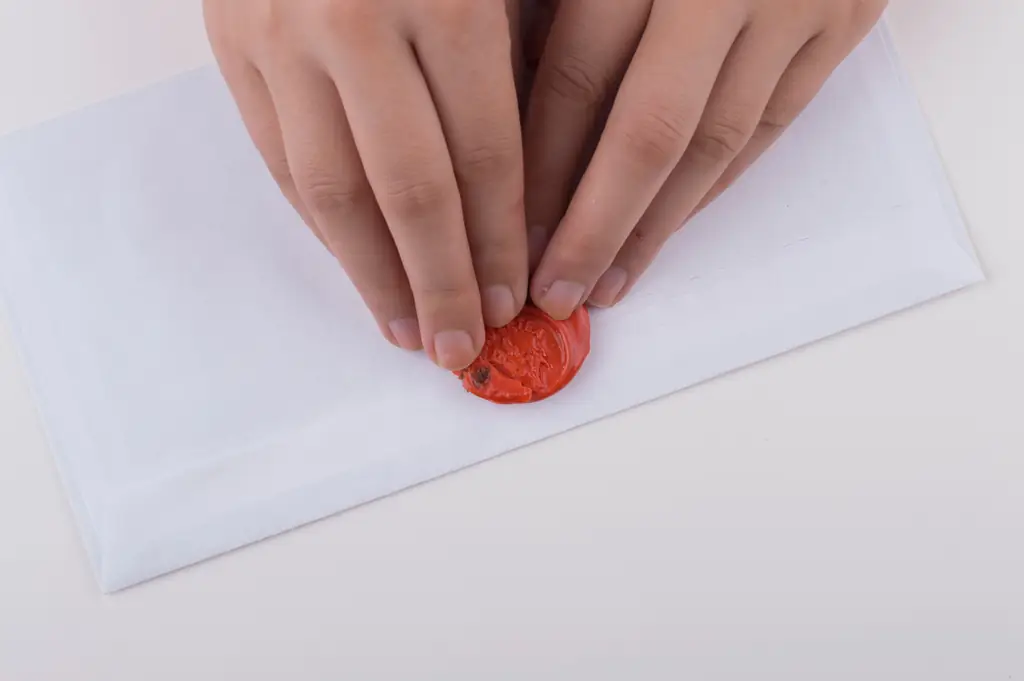 3 способа запечатать конверт