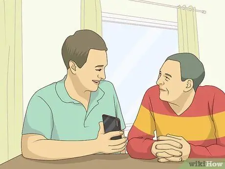 Общайтесь с пожилым родителем Шаг 14