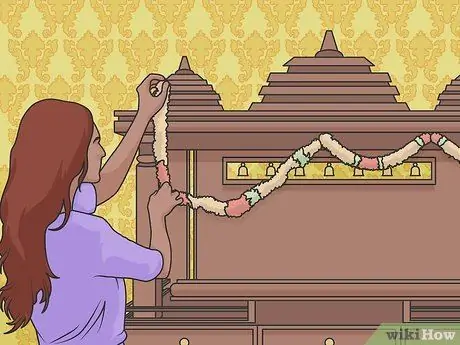 Украшайте мандир на Джанмаштами дома Шаг 01