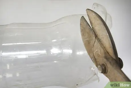 Вырежьте дно больших пластиковых бутылок Шаг 1