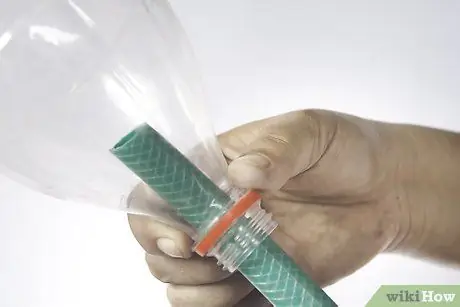 Накрутите бутылки на шланг Шаг 2