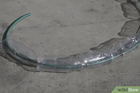 Разложите шланг на ярком солнечном свете Шаг 3