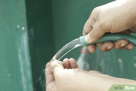 Пропустите воду через шланг. Шаг 5
