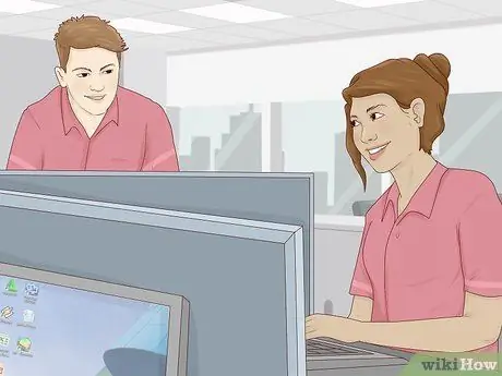 Флирт с парнем на работе, шаг 1