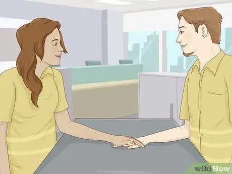 Флирт с парнем на работе, шаг 5