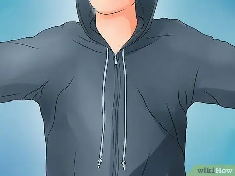 Отрежьте толстовку с капюшоном. Шаг 8