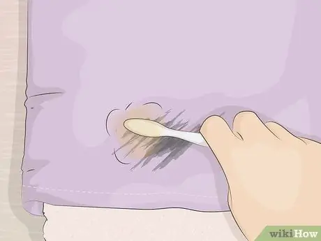 Удалите маркер для сухого стирания с одежды Шаг 3