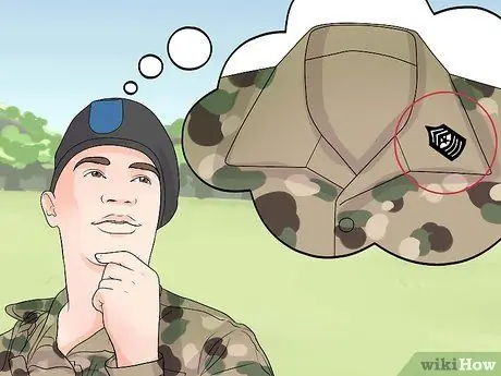 Правильно разместить знаки различия на форме морской пехоты Шаг 2