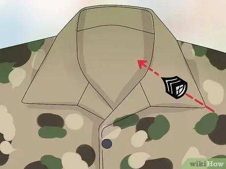 Правильно разместить знаки различия на форме морской пехоты Шаг 3