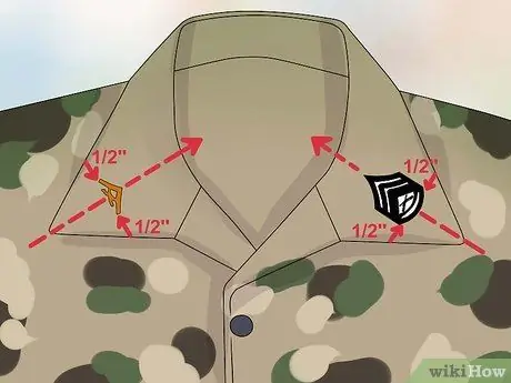 Правильно выровняйте знаки различия на форме морской пехоты Шаг 4