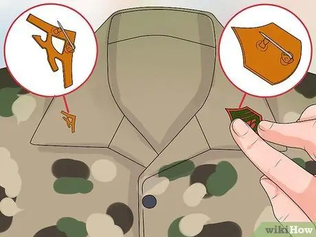 Правильно разместить знаки различия на форме морской пехоты Шаг 5