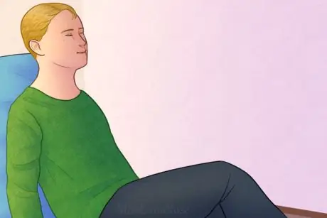 Человек расслабляется с подушкой