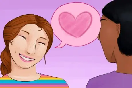 Женщина разговаривает с мужчиной