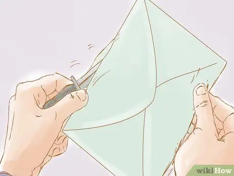 Откройте конверт с тремя перфорированными сторонами Шаг 13