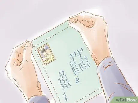 Откройте конверт с тремя перфорированными сторонами Шаг 2