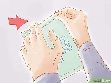 Откройте конверт с тремя перфорированными сторонами Шаг 3