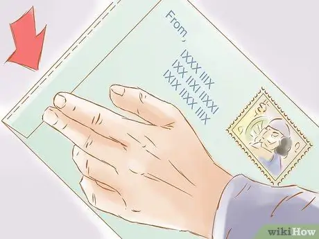 Откройте конверт с тремя перфорированными сторонами Шаг 4