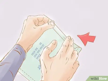 Откройте конверт с тремя перфорированными сторонами Шаг 6