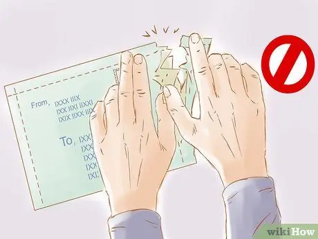 Откройте конверт с тремя перфорированными сторонами Шаг 7