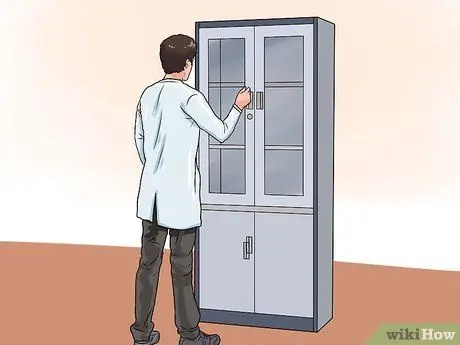 Будьте осторожны при использовании химической лаборатории Шаг 11