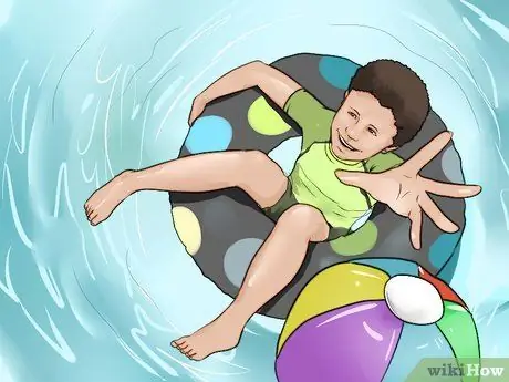 Научите кого-нибудь плавать Шаг 4