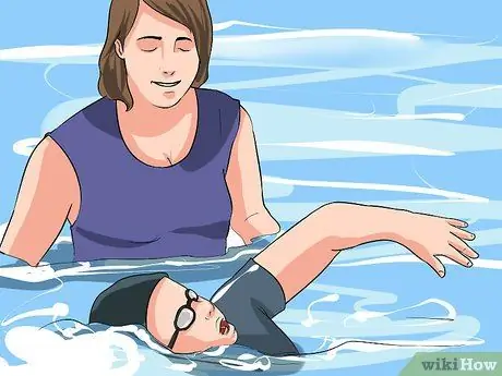 Проведите уроки плавания для детей, шаг 12