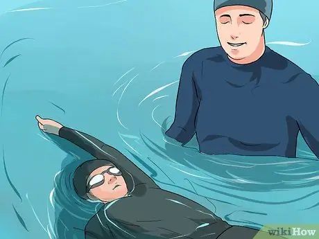 Проведите уроки плавания для детей, шаг 13