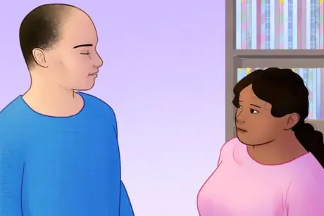 Мужчина разговаривает с молодой женщиной