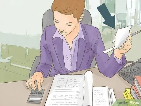 Определите, сколько платит медицинское страхование по сравнению со страхованием автомобиля в автокатастрофе Шаг 5