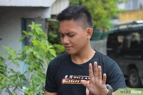 Избегайте оборонительной позиции по поводу политики Шаг 9