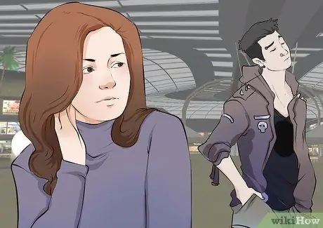 Как реагировать, если парень начинает играть с собой на публике Шаг 1