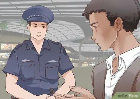 Как реагировать, если парень начинает играть с собой на публике Шаг 2