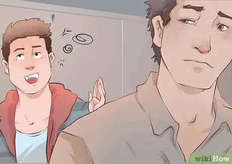 Как реагировать, если парень начинает играть с собой на публике Шаг 7