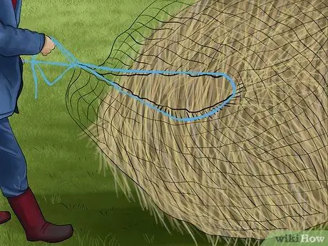 Обрежьте и соберите нить или сетку с круглых тюков Шаг 2