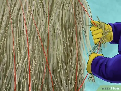 Обрежьте и соберите нитку или сетку с круглых тюков Шаг 3